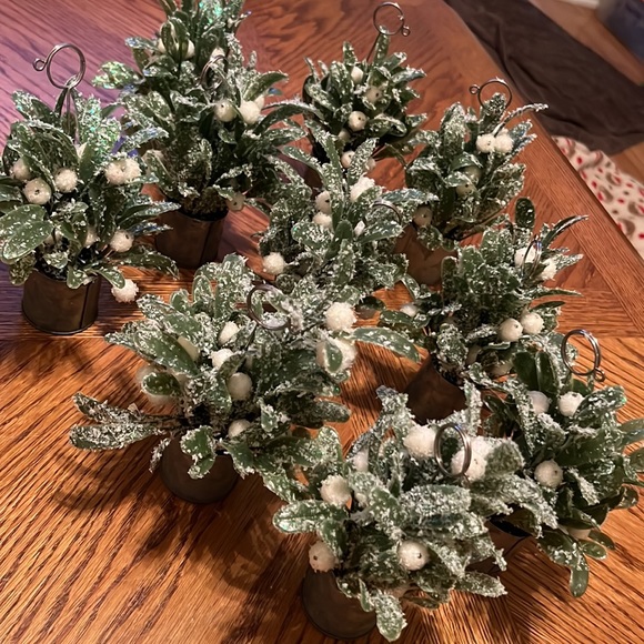 Set of 10 place card holder  leaf tree and ornament in a festive silver bucket. - Picture 6 of 6